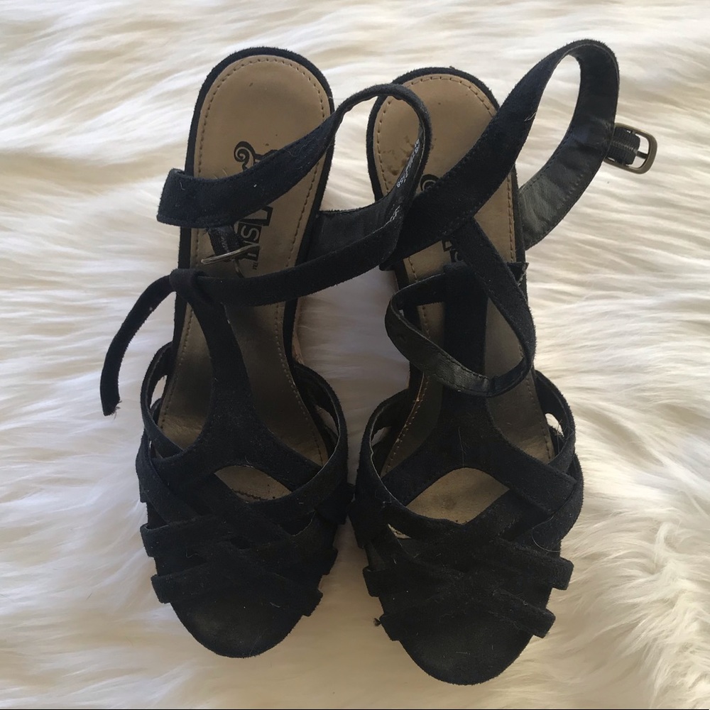 Black wedges